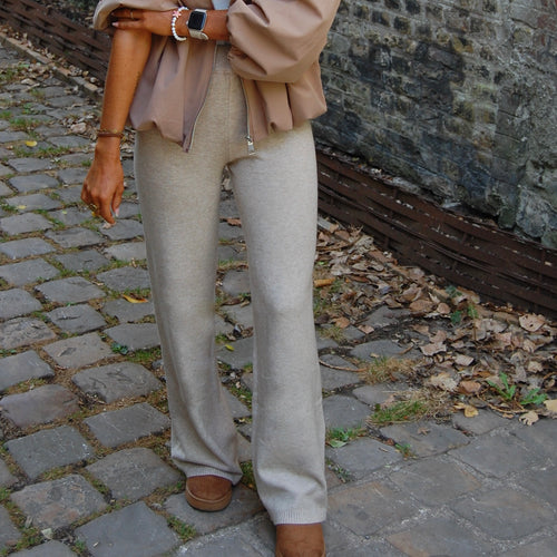 Pantalon Alba gris chiné fluide maille douce casual chic porté avec veste - Éclat Subtil
