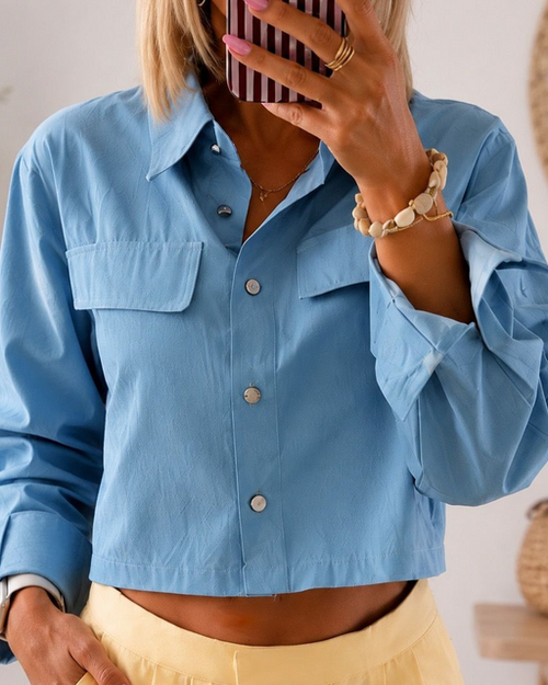 Chemise Camilia crop top denim bleu ciel manches longues poches poitrine boutons argentés - Éclat Subtil
