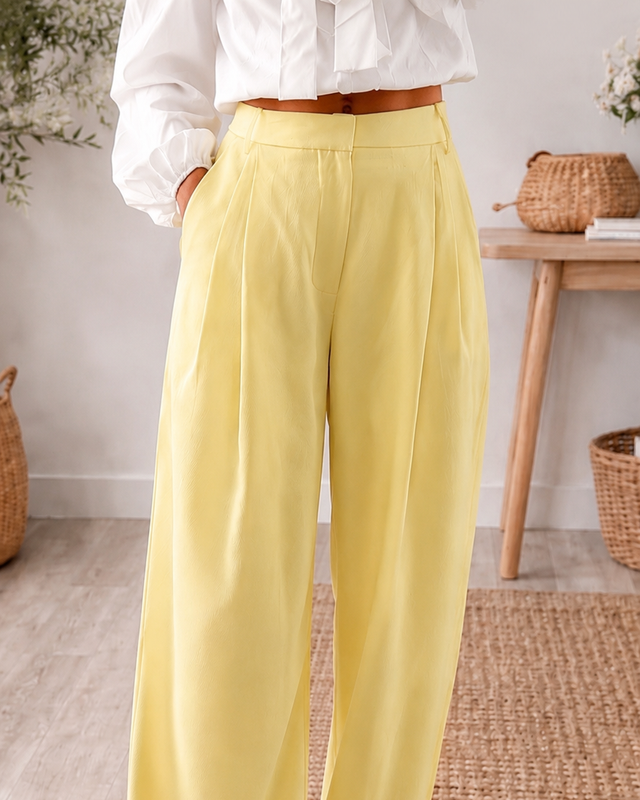 Pantalon Célia jaune pâle wide-leg taille haute pincé porté avec blouse blanche - Éclat Subtil
