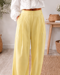 Pantalon Célia jaune pâle wide-leg taille haute pincé porté avec blouse blanche - Éclat Subtil
